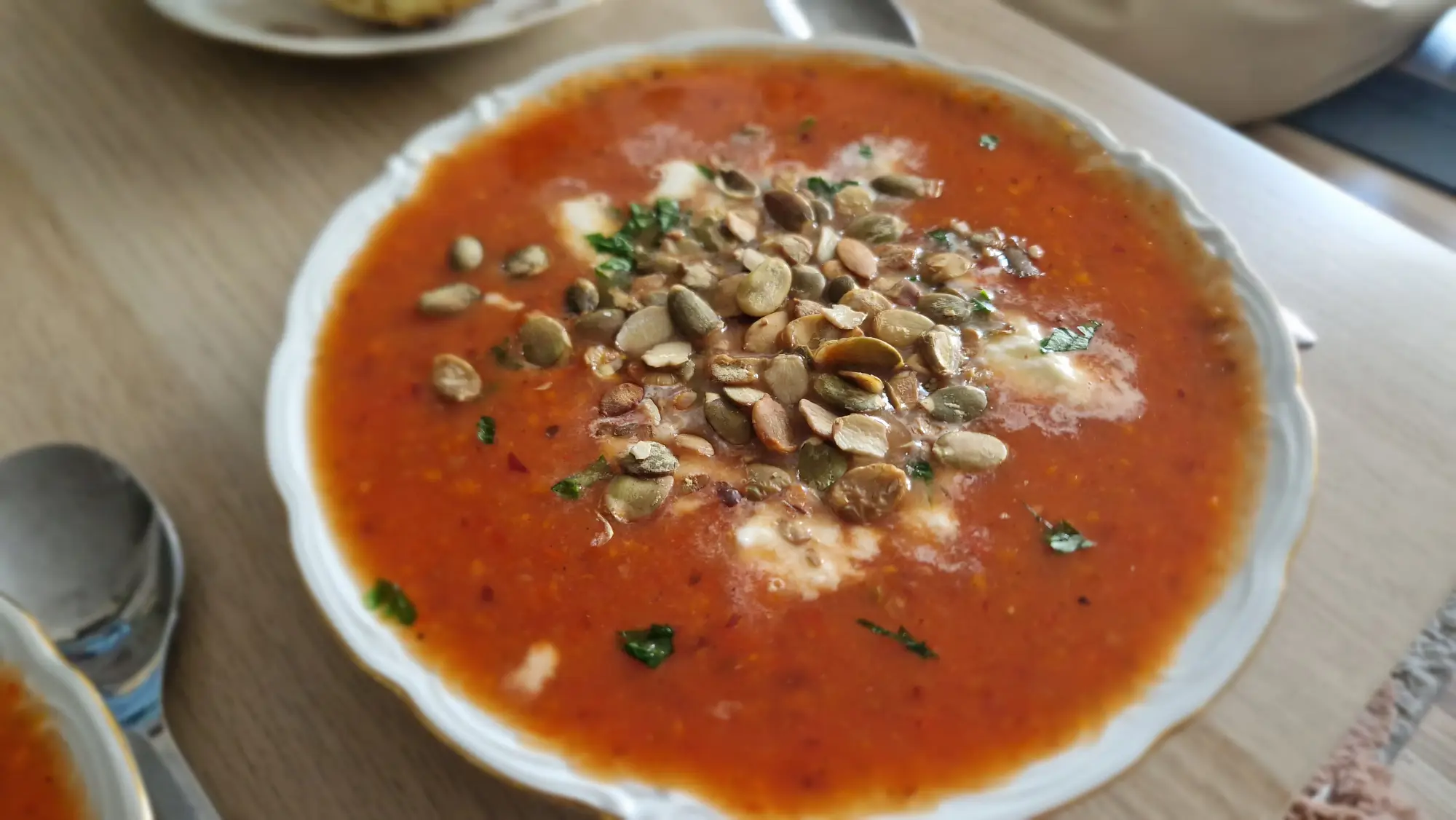 Zupa z pieczonej papryki i czerwonej fasoli